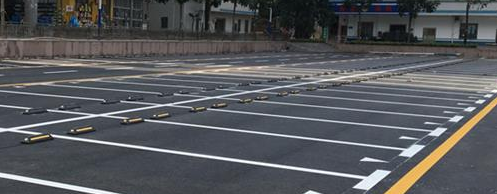 停車位劃線不完整也須規(guī)范停車，讓出行更美好
